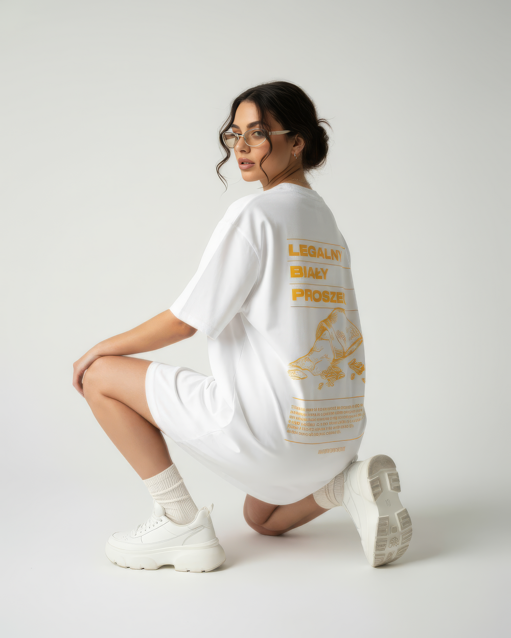 Koszulka oversize „Legalny Biały Proszek” z żółtym nadrukiem, modelka w studiu