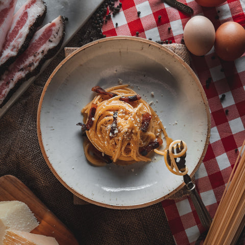 Makaron na ozdobnym talerzu, ze zdjęć e-booka PASTA Matteo Brunettiego