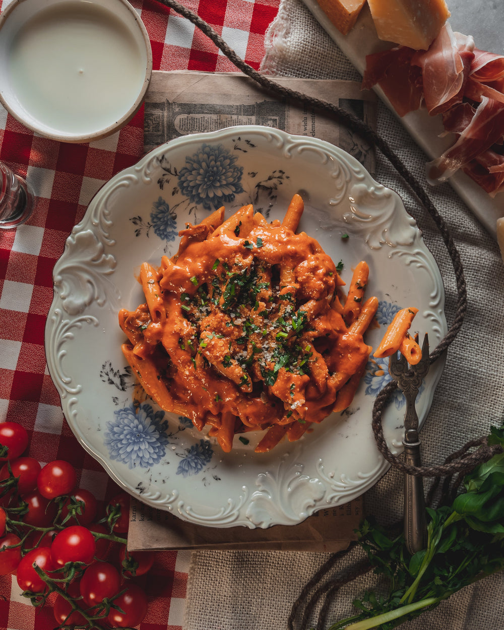 Makaron w czerwonym sosie — fotografia z galerii e-booka PASTA