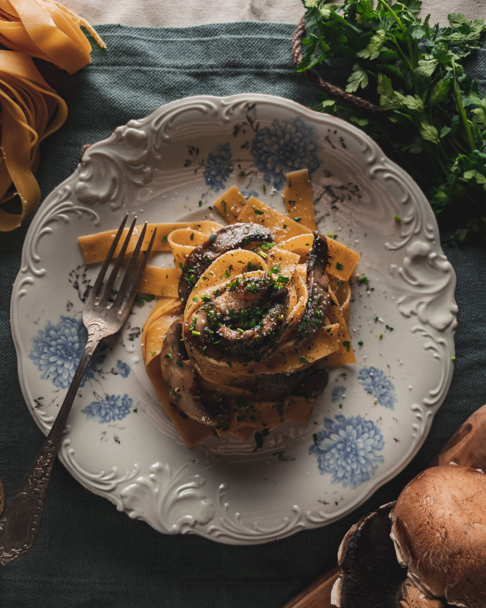 Makaron z zielonymi dodatkami — fotografia z galerii e-booka PASTA