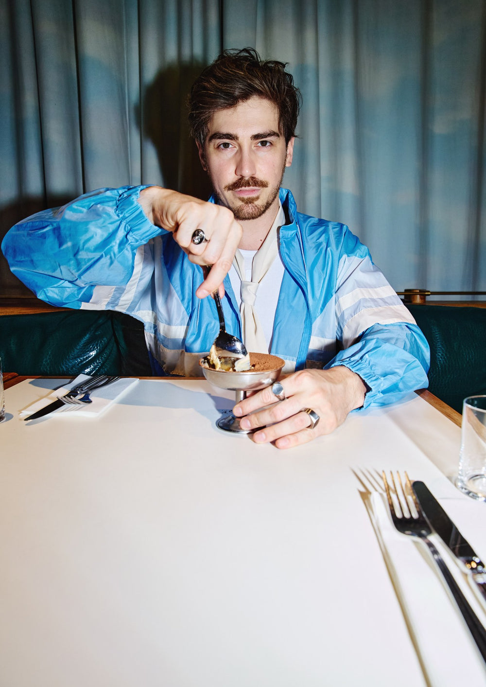 Matteo Brunetti z tiramisu przy stoliku w restauracji